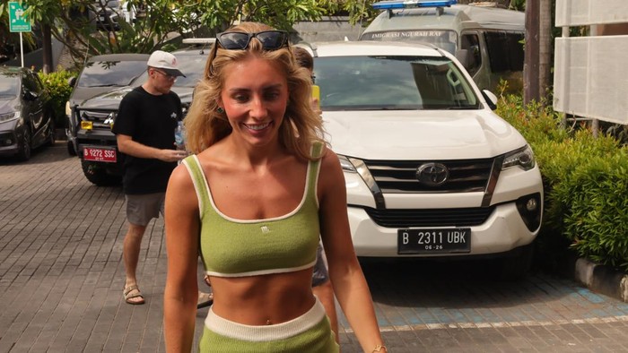 1765429704222-bintang-porno-asal-inggris-tia-emma-billinger-26-alias-bonnie-blue-mendatangi-kantor-imigrasi-kelas-i-khusus-tpi-ngurah-rai-ba-1765355722370_169