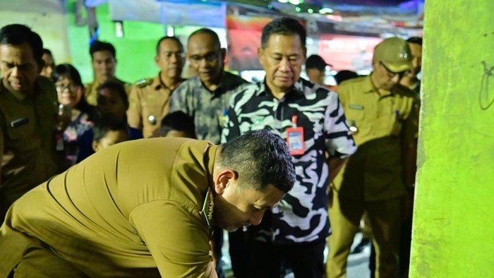 1765429718221-walkot-makassar-appi-saat-meninjau-layanan-air-bersih-di-kawasan-veteran-utara-makassar-dokumen-istimewa-1765421240779_169