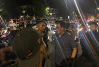 1765429720534-direktur-intelkam-polda-sulsel-kombes-hajat-mabrur-saat-menemui-warga-di-lokasi-unjuk-rasa-peringatan-hari-anti-korupsi-dan-ha-1765420317203_169