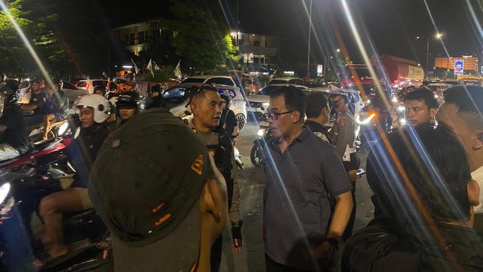 1765429720534-direktur-intelkam-polda-sulsel-kombes-hajat-mabrur-saat-menemui-warga-di-lokasi-unjuk-rasa-peringatan-hari-anti-korupsi-dan-ha-1765420317203_169