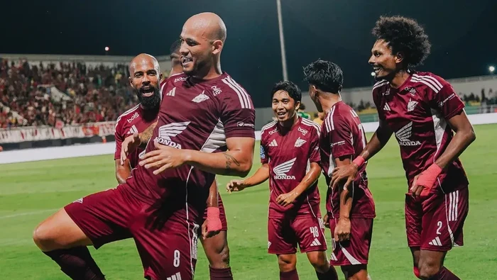 1765429721064-psm-makassar-merayakan-gol-yang-dicetak-savio-roberto-ke-gawang-persebaya-surabaya-di-stadion-gelora-bj-habibie-1765024015543_169