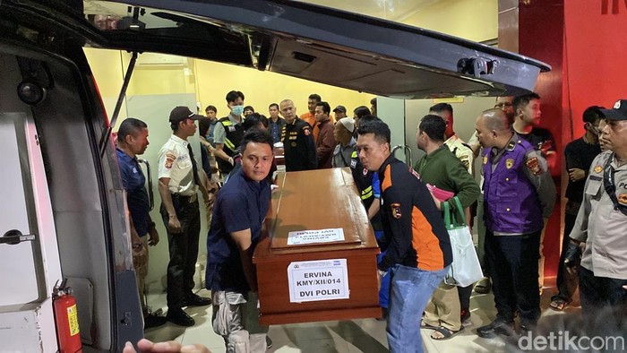 1765429725352-suasana-duka-menyelimuti-keluarga-saat-seluruh-korban-kebakaran-kantor-terra-drone-di-jakarta-pusat-jakpus-telah-diserahkan-di-1765370324009_169