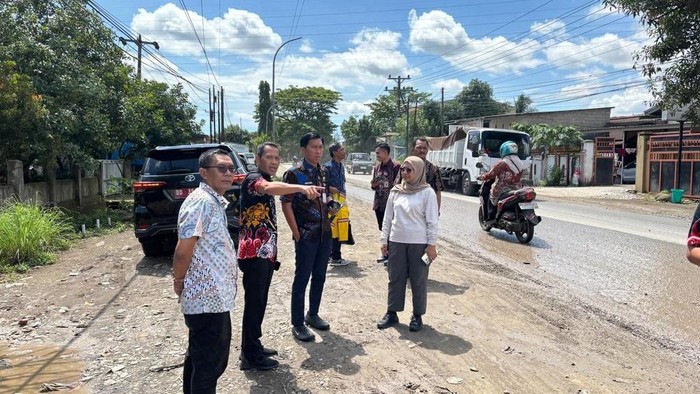 1765451221904-jajaran-dinas-bina-marga-dan-bina-konstruksi-sulsel-meninjau-perbaikan-jalan-poros-sungguminasa-malino-di-gowa-1765440062050_169