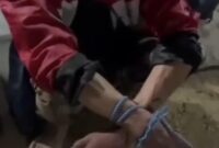 1765451222432-pria-diduga-odgj-di-kendari-diikat-warga-usai-kepergok-mencuri-1765435389100_169