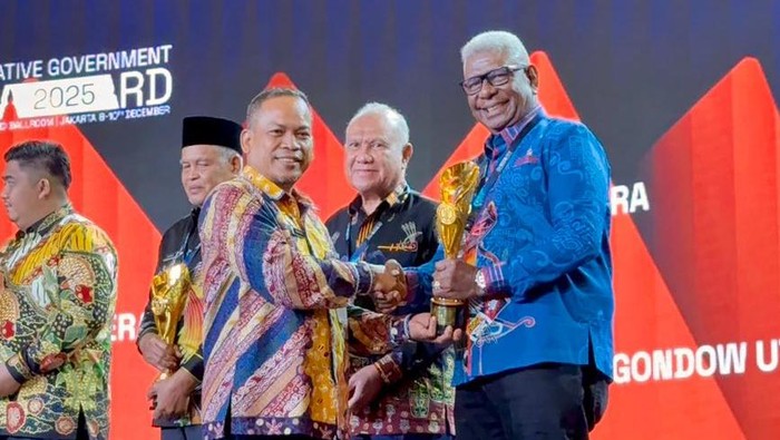 1765451223957-bupati-mimika-johannes-rettob-menerima-penghargaan-iga-2025-dari-kemendagri-1765438847149_169