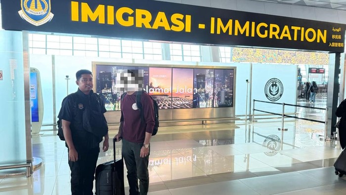 1765451226670-kantor-imigrasi-kotamobagu-mendeportasi-wna-pakistan-usai-membuka-kafe-tanpa-izin-1765433952910_169