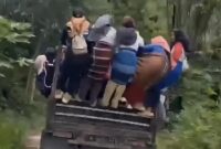 1765451227706-viral-mobil-truk-ugal-ugalan-saat-bawa-penumpang-di-enrekang-1765430731782_169