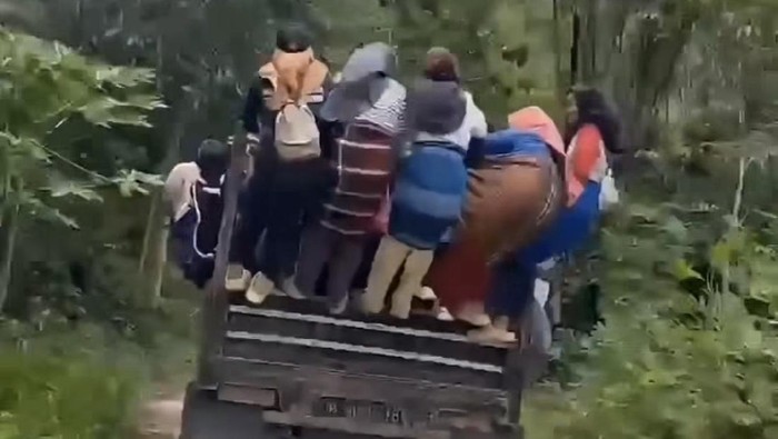 1765451227706-viral-mobil-truk-ugal-ugalan-saat-bawa-penumpang-di-enrekang-1765430731782_169