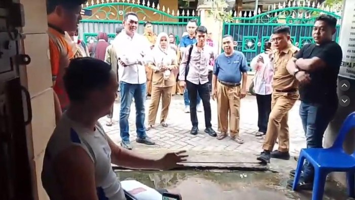 1765451228165-viral-owner-ayam-geprek-di-toddopuli-makassar-digeruduk-warga-dan-aparat-pemerintah-setempat-1765431799045_169