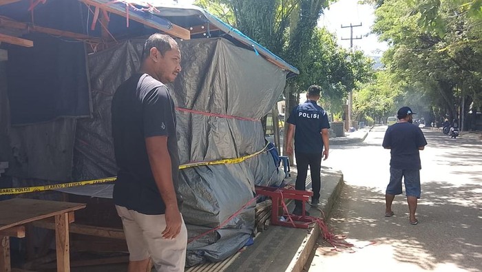 1765451228586-polisi-melakukan-olah-tkp-penikaman-di-depan-kampus-pgsd-unpatti-ambon-1765429703066_169