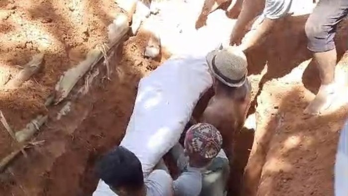 1765451229180-heboh-jenazah-masih-utuh-meski-sudah-30-tahun-dikubur-di-luwu-utara-1765428348695_169