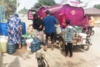 1765516023827-gubernur-sulsel-andi-sudirman-sulaiman-menyalurkan-bantuan-air-bersih-untuk-korban-bencana-di-aceh-tamiang-1765510218946_169