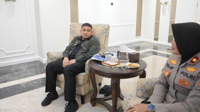 1765516035161-wali-kota-makassar-munafri-arifuddin-bersama-kapolsek-panakkukang-kompol-ema-ratna-1765501536107_169