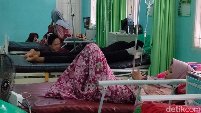 1765516046711-siswa-korban-keracunan-makanan-mbg-menjalani-perawatan-di-puskesmas-labakkang-kabupaten-pangkep-1765274010248_169