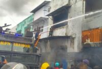 1765537706014-water-cannon-satbrimob-polda-maluku-bantu-padamkan-api-pasar-baru-merah-1765536679474_169