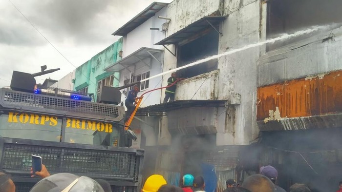 1765537706014-water-cannon-satbrimob-polda-maluku-bantu-padamkan-api-pasar-baru-merah-1765536679474_169