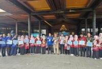 1765537723164-kepala-sekolah-di-bone-didampingi-kadis-lingkungan-hidup-dan-plt-kadis-pendidikan-menerima-penghargaan-adiwiyata-2025-di-kemen-1765523670938_169