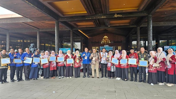 1765537723164-kepala-sekolah-di-bone-didampingi-kadis-lingkungan-hidup-dan-plt-kadis-pendidikan-menerima-penghargaan-adiwiyata-2025-di-kemen-1765523670938_169