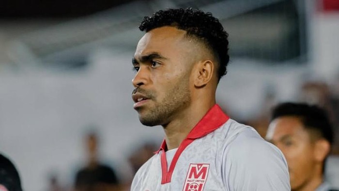 1765559341208-pemain-malut-united-yakob-sayuri-1765549841358_169