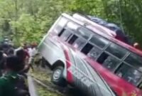 1765602398289-bus-bawa-rombongan-mtq-tergelincir-di-maluku-tengah-1765600957296_169