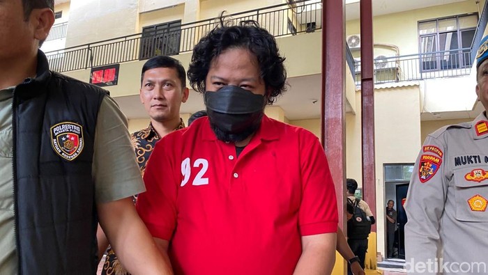 1765602403377-bos-terra-drone-michael-wishnu-wardhana-berbaju-tahanan-usai-ditetapkan-jadi-tersangka-kebakaran-maut-1765526648013_169