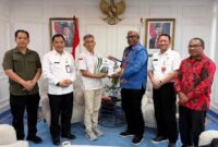 1765602406675-direktur-jenderal-politik-dan-pemerintahan-umum-kemendagri-bahtiar-menyerahkan-penghargaan-kepada-bupati-mimika-johannes-retto-1765591933697_169