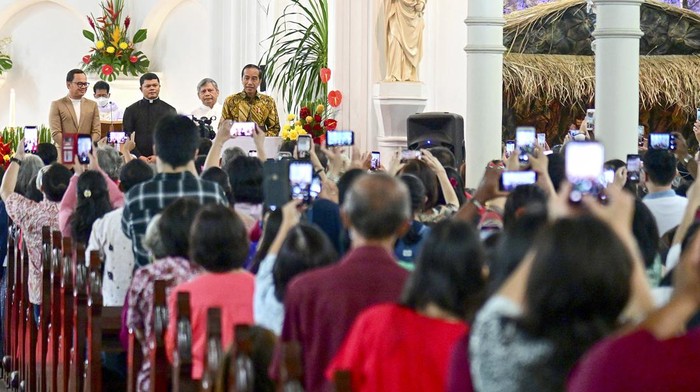 1765645604841-jokowi-kunjungi-perayaan-natal-di-bogor_169