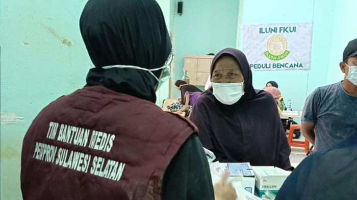 1765688792940-tim-medis-pemprov-sulsel-memberikan-pelayanan-kesehatan-kepada-korban-bencana-di-aceh-tamiang-1765680992177_169