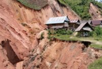 1765732088866-sebanyak-9-rumah-di-mamasa-terancam-ambruk-akibat-longsor-1765710059474_169