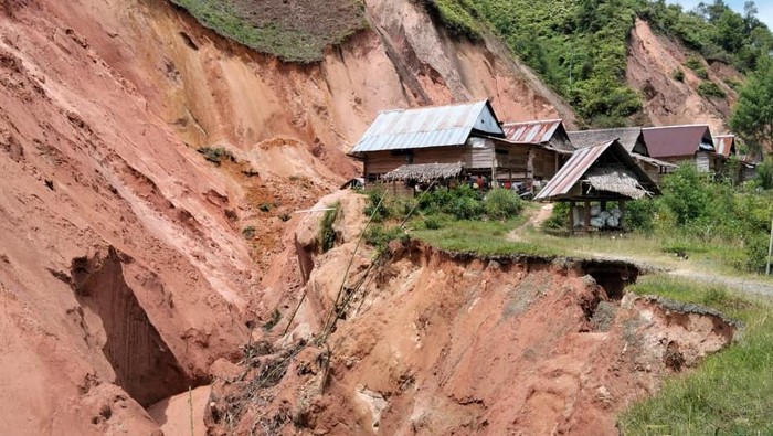 1765732088866-sebanyak-9-rumah-di-mamasa-terancam-ambruk-akibat-longsor-1765710059474_169