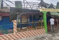 1765775499126-sekolah-tk-muhammadiyah-di-kelurahan-lanrisang-pinrang-rusak-akibat-angin-puting-beliung-1765771651551_169
