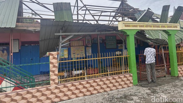 1765775499126-sekolah-tk-muhammadiyah-di-kelurahan-lanrisang-pinrang-rusak-akibat-angin-puting-beliung-1765771651551_169