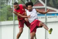 1765775503980-dua-bek-psm-makassar-yuran-fernandes-dan-aloisio-neto-saat-sesi-latihan-di-stadion-kalegowa-1765761578674_169