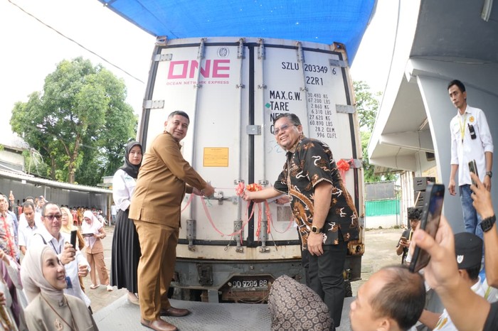 1765796829452-walkot-makassar-lepas-ekspor-perdana-gurita-ke-jepang-1765790164236