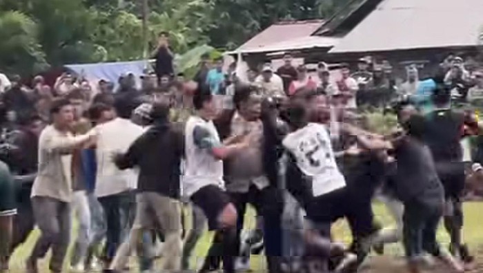 1765796830307-ricuh-turnamen-sepakbola-di-sinjai-1765784720710_169