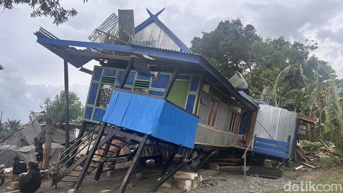 1765818615758-sebanyak-30-rumah-rusak-akibat-angin-puting-beliung-di-pinrang-1765705788408_169