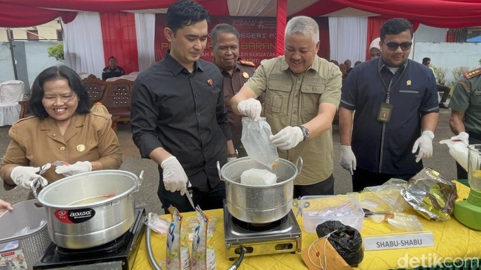 1765861745848-kejaksaan-negeri-kajari-pinrang-memusnahkan-barang-bukti-dari-43-perkara-1765854917085_169