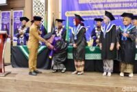 1765861750829-bupati-bone-andi-asman-sulaiman-menyerahkan-bantuan-pendidikan-ke-mahasiswa-unim-bone-1765850473782_169