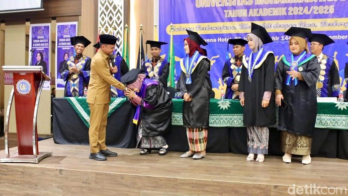 1765861750829-bupati-bone-andi-asman-sulaiman-menyerahkan-bantuan-pendidikan-ke-mahasiswa-unim-bone-1765850473782_169