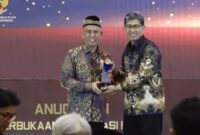 1765861751821-unhas-terima-anugerah-badan-publik-informatif-dari-kip-ri-1765851251206_169