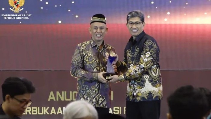 1765861751821-unhas-terima-anugerah-badan-publik-informatif-dari-kip-ri-1765851251206_169