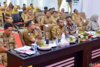 1765861753718-bupati-bone-andi-asman-sulaiman-wakil-bupati-andi-akmal-pasluddin-bersama-tim-evaluator-pemprov-sulsel-melakukan-evaluasi-kepa-1765849371057_169
