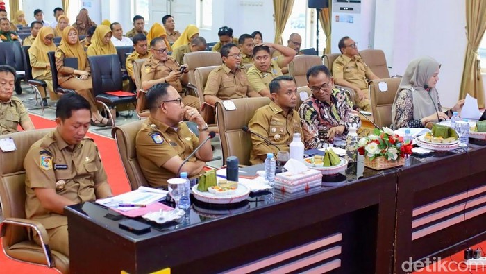 1765861753718-bupati-bone-andi-asman-sulaiman-wakil-bupati-andi-akmal-pasluddin-bersama-tim-evaluator-pemprov-sulsel-melakukan-evaluasi-kepa-1765849371057_169