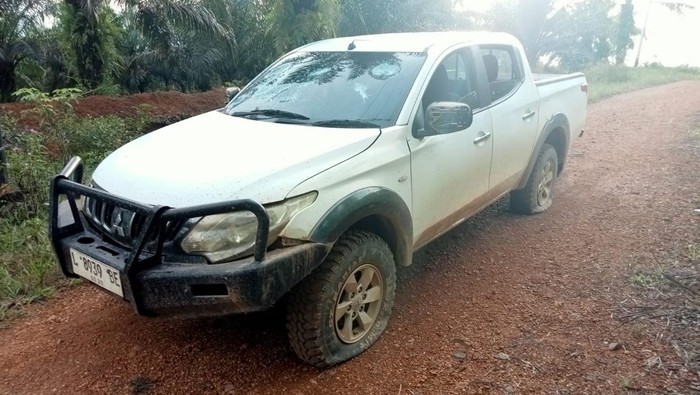 1765861754844-kendaraan-yang-diserang-15-wn-china-di-ketapang-1765779272616_169