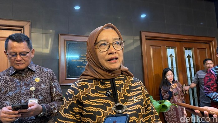 1765861755778-menteri-panrb-rini-widiyantini-1765773664657_169