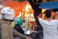 1765883215720-kebakaran-di-jalan-gatot-subroto-makassar-1765880355772_169