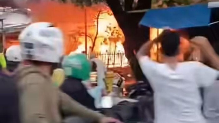 1765883215720-kebakaran-di-jalan-gatot-subroto-makassar-1765880355772_169