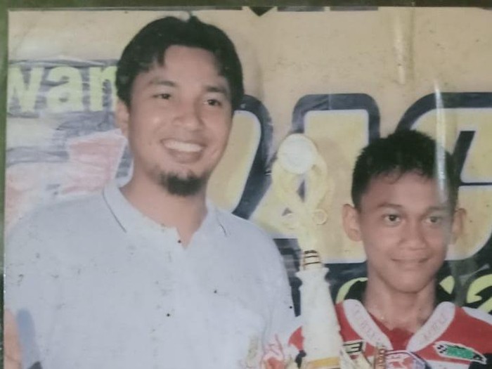 1765883220814-foto-kenangan-andi-abdullah-rahim-kiri-sebelum-menjadi-bupati-luwu-utara-bersama-pembalap-awhin-sanjaya-1765874453944_43