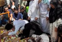 1765883222811-jenazah-pembalap-awhin-sanjaya-dimakamkan-di-luwu-utara-1765869455021_169