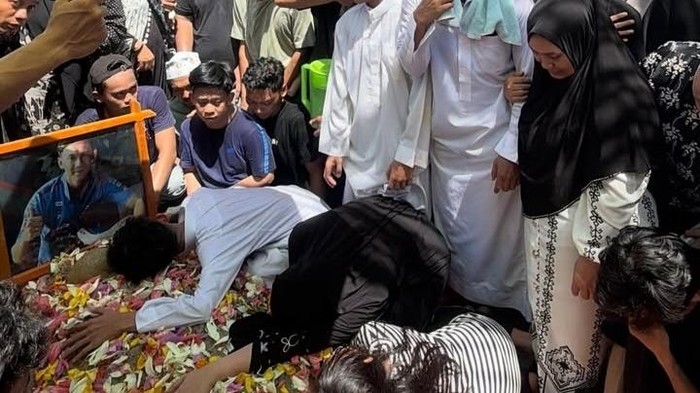 1765883222811-jenazah-pembalap-awhin-sanjaya-dimakamkan-di-luwu-utara-1765869455021_169